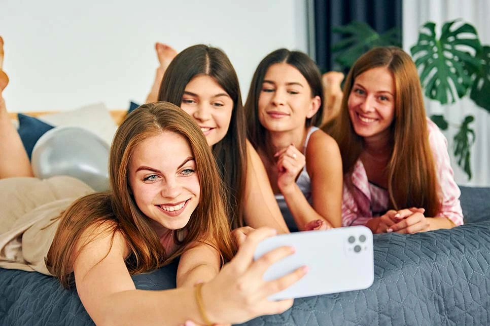 grupka dziewczyn robiaca selfie