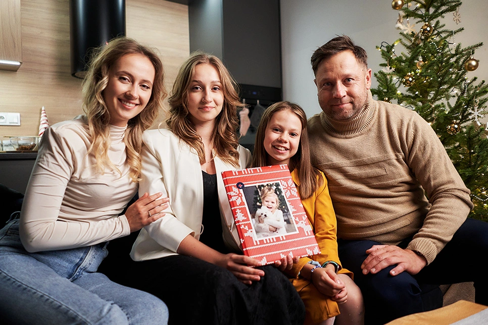 rodzina z fotoksiążką