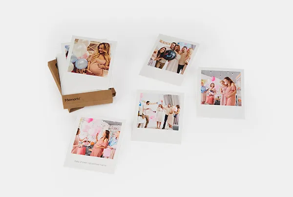 Zestaw odbitek w stylu instax ze zdjęciami z sesji ciążowej