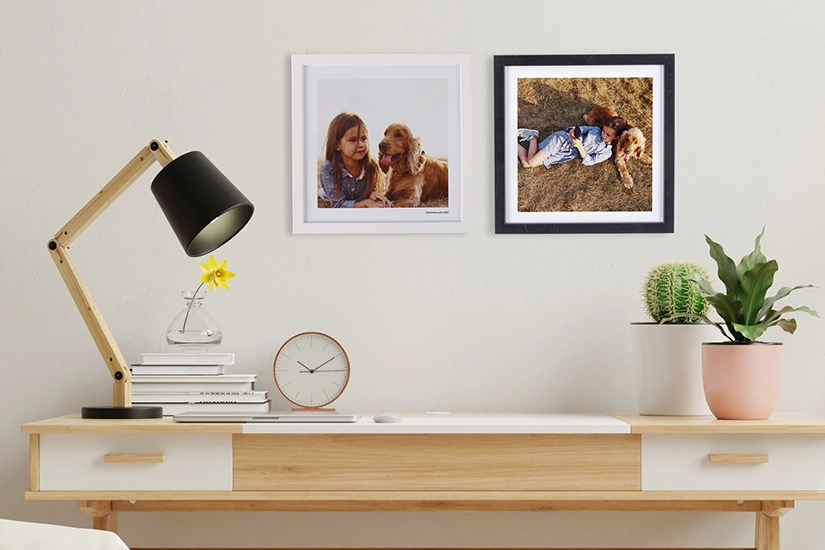 Fotoramka ze zdjęciem na ścianie. Dziewczynka z psem