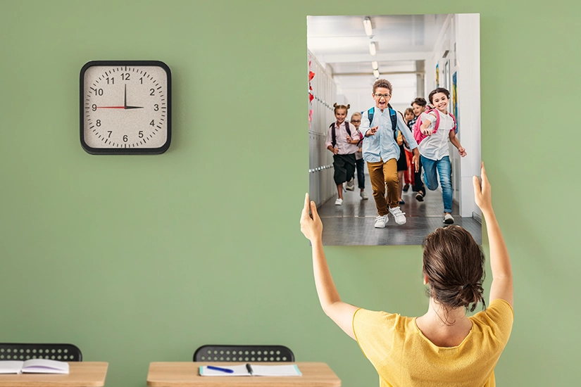 Nauczyciel podziwia swój prezent dla ścianie