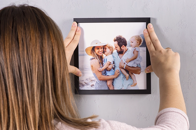 Ramka ze zdjęciem rodziny na ścianie 